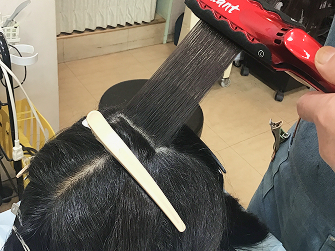 ヘアカット中の画像